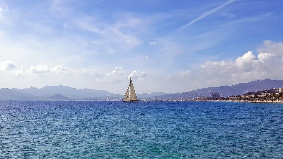 Vue panoramique de la baie de Cannes avec la Croisette et les yachts dans le port