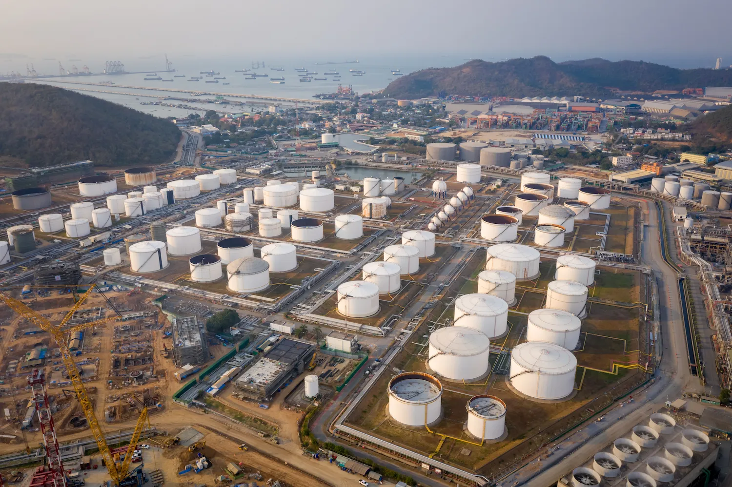 Vue aerienne d'une raffinerie de petrole industrielle avec reservoirs et pipelines en Russie