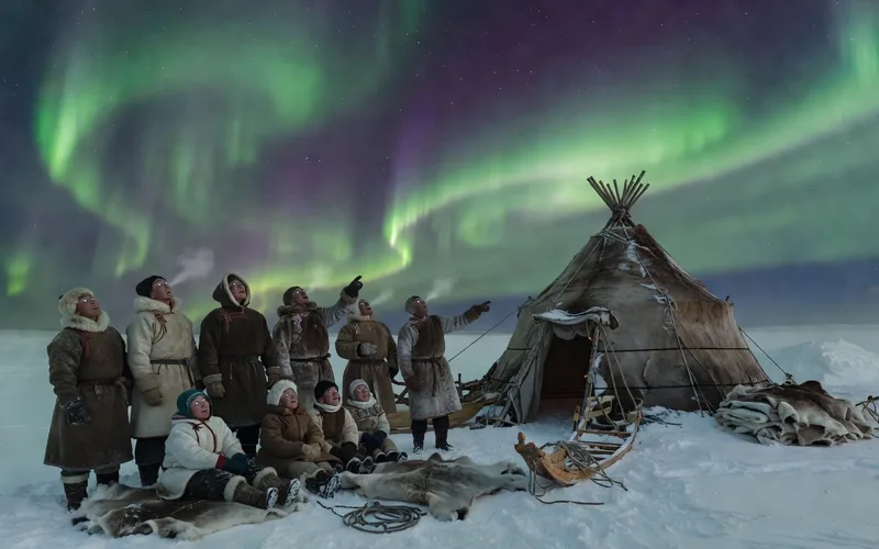 Aurores boreales vertes au-dessus d'un paysage enneige de Yakoutie avec des arbres givres