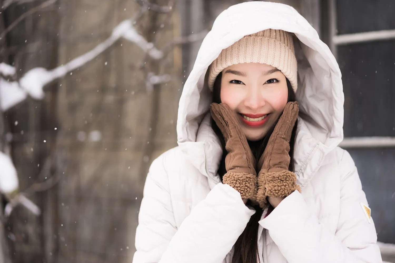 Jeune femme asiatique souriant dans un paysage hivernal enneige a Yakoutsk