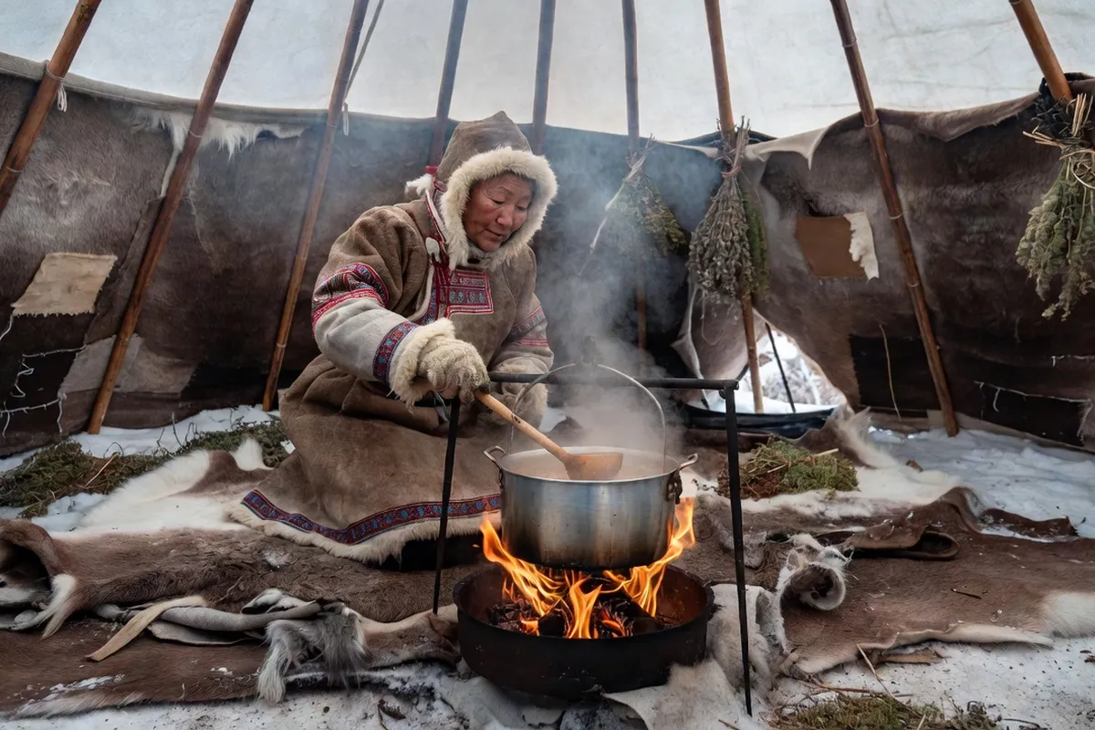 Poissons sibériens congelés — mouksoun et nélma — exposés sur le marché de Yakutsk en hiver, utilisés pour préparer la stroganina
