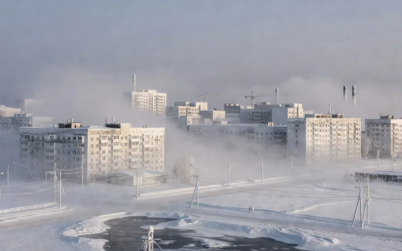 Paysage de taiga siberienne avec une zone deboisee et des bassins de decantation autour d'un site minier en Yakoutie