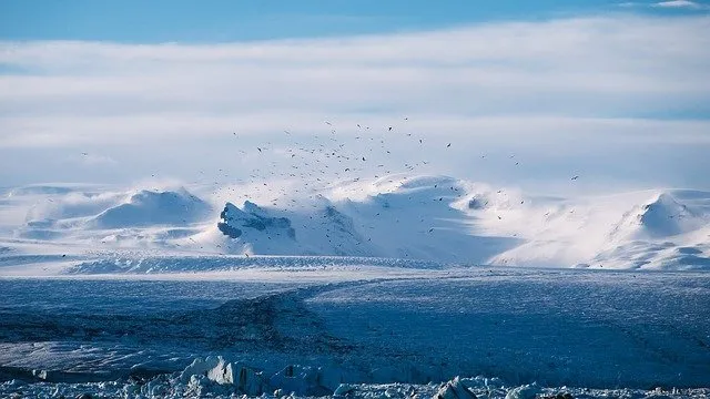 Glacier et paysage arctique du Grand Nord russe sous un ciel hivernal