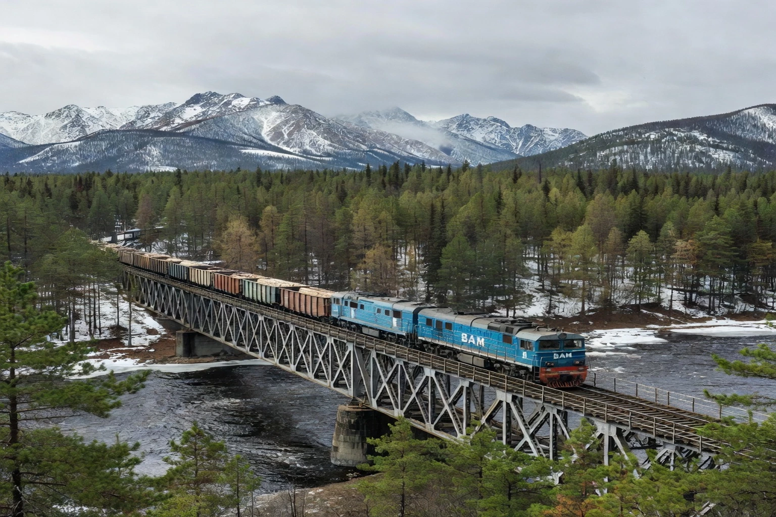 Train de la BAM traversant les montagnes boisées au nord du lac Baïkal