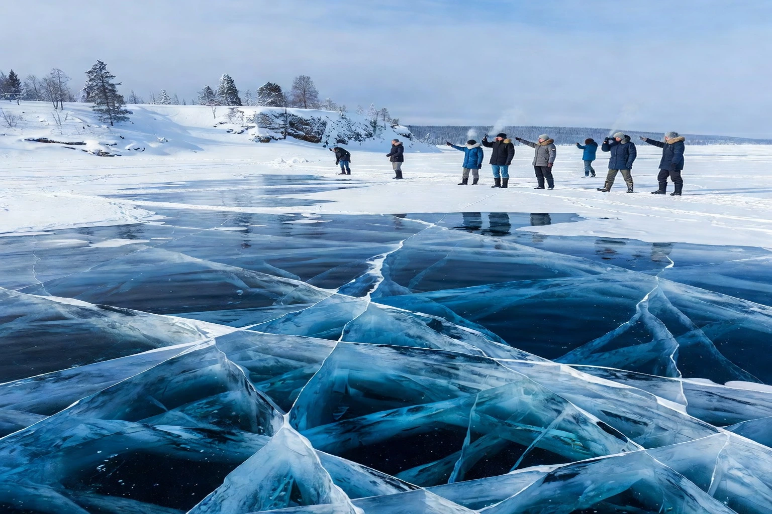 Cabanons de bois au bord du lac Baïkal près de Severobaïkalsk en fin de journée