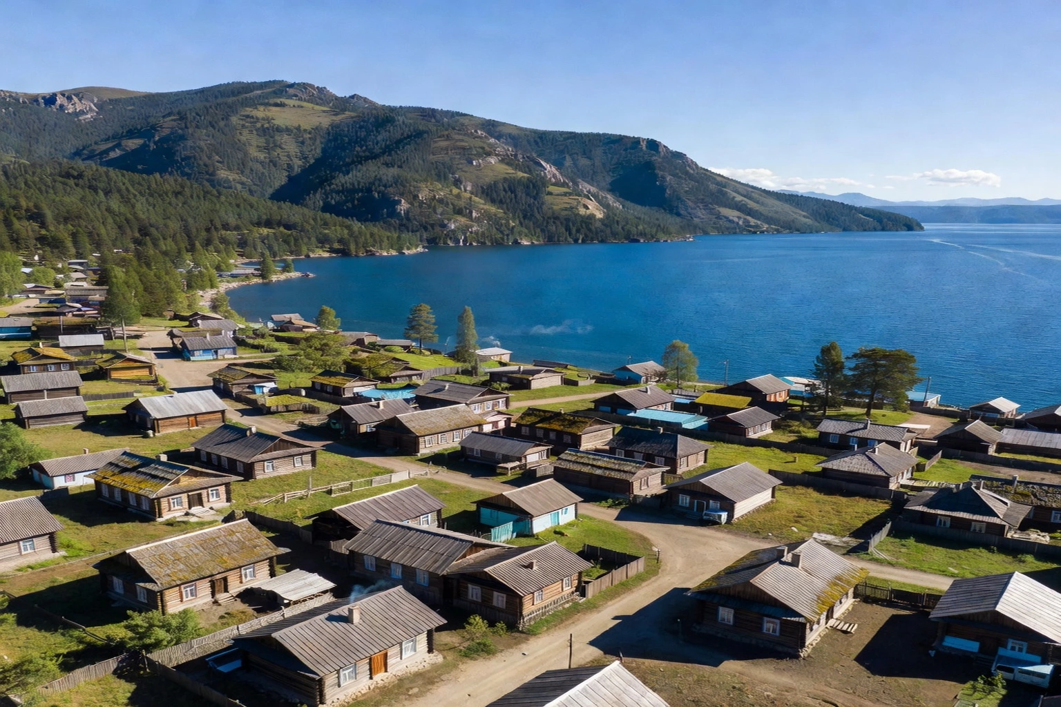 Severobaïkalsk et le lac Baïkal gelé, vue panoramique depuis les collines en hiver