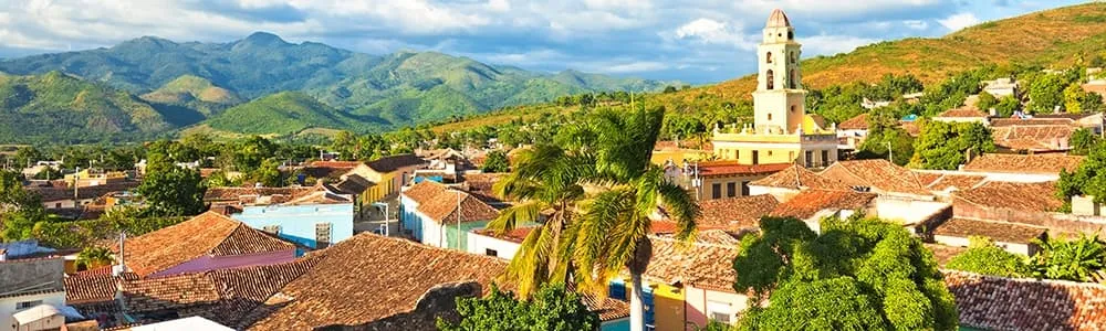 Vue panoramique de la ville coloniale de Trinidad a Cuba avec ses toits en tuiles et ses rues colorees