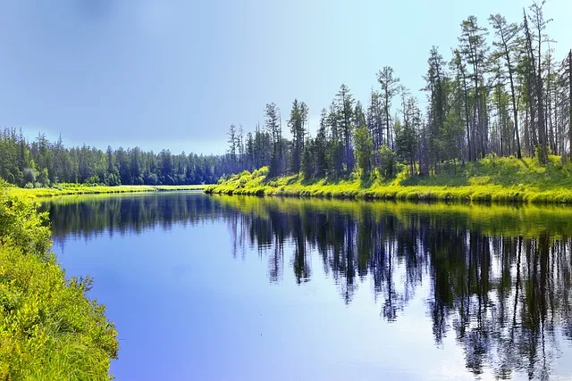 Riviere Angara a Irkoutsk avec les batiments historiques en arriere-plan