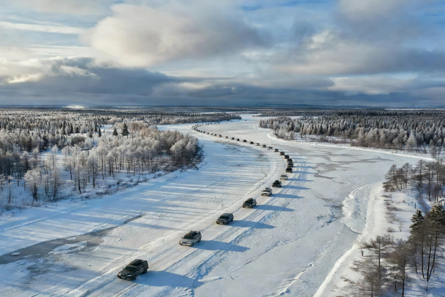 Route de la Kolyma en hiver, 4x4 roulant sur un fleuve gelé entre Yakoutsk et Magadan