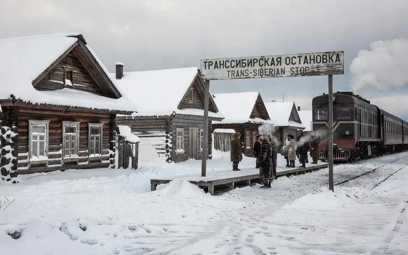 Vue depuis la fenetre d'un wagon-couchettes russe traversant un paysage de toundra enneigee