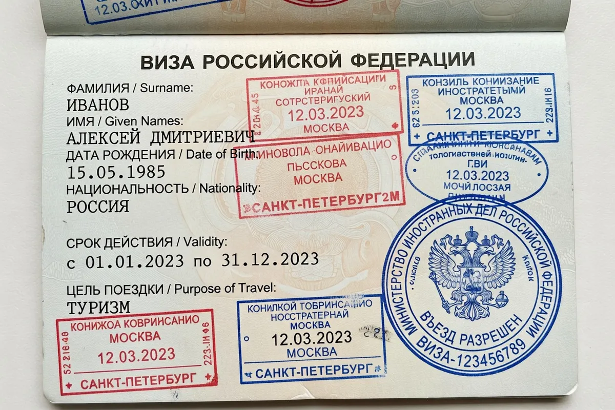 Gros plan d'un document de visa russe avec tampons officiels et écriture cyrillique